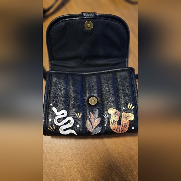 One of a Kind! Crossbody Purse. Hand Painted by Artist Yaya Kieu. - Picture 3 of 10